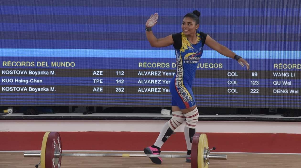 Karool Blanco, ganadora del oro en los Centroamericanos en pesas.
