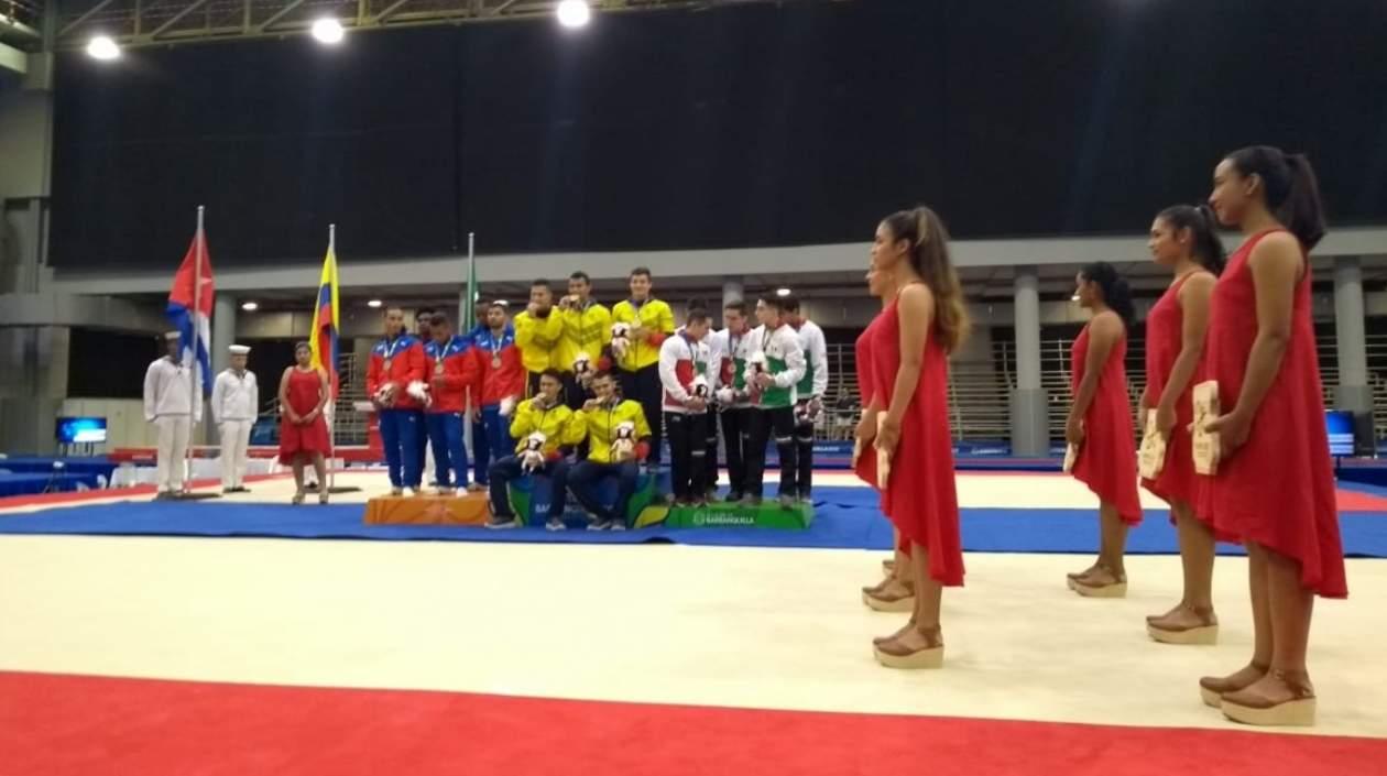 La jovenes durante la entrega de medallas de los Juegos Centroamericanos y del caribe 2018.