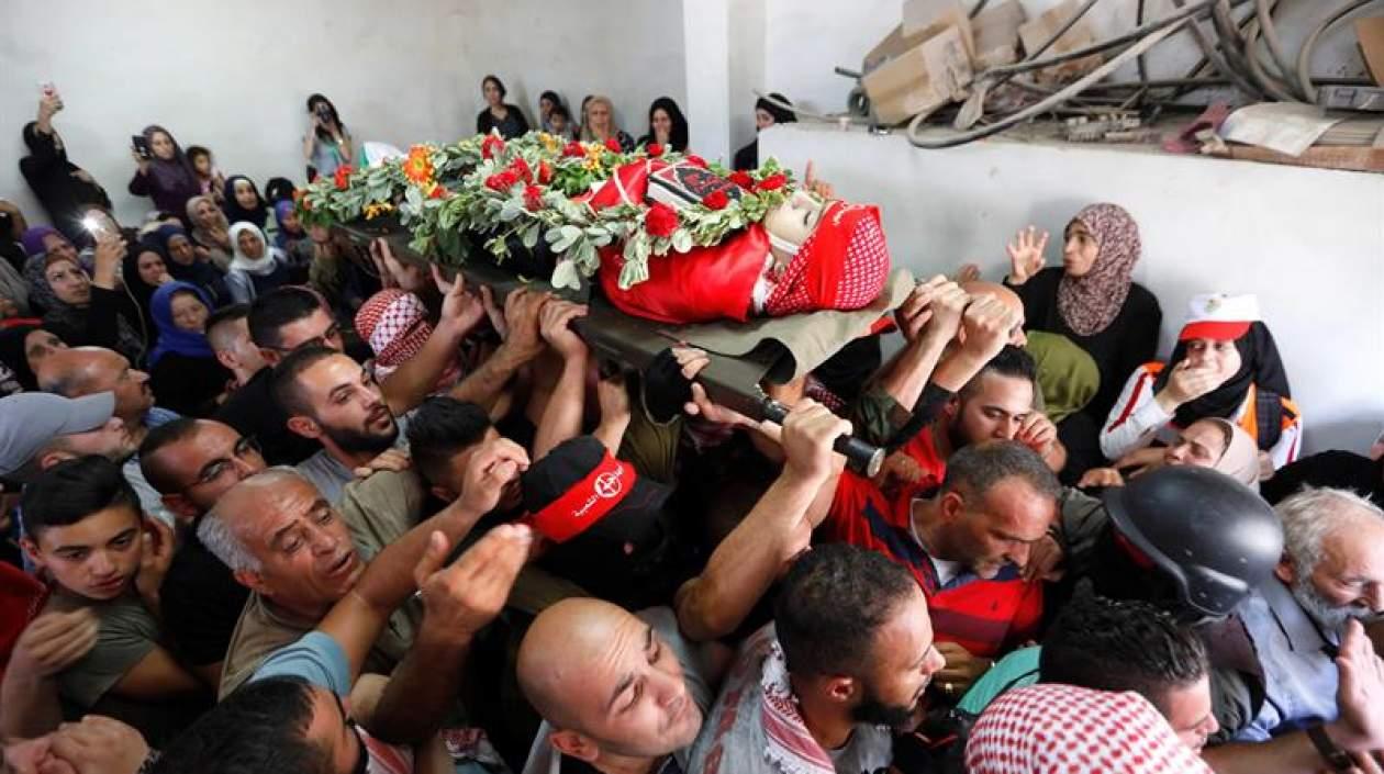 Palestinos portan el cuerpo del joven Arkan Mezeher, de 15 años, durante su funeral en el campo de refugiados de Al Deheisha.