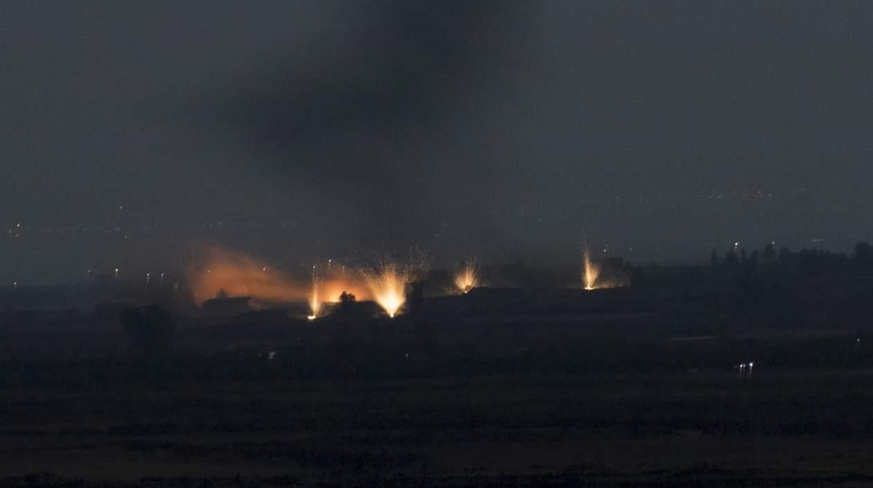 Fotografía de larga exposición muestra la iluminación de los cohetes que cayeron durante los enfrentamientos entre el ejército sirio leal al presidente sirio Bashar Al-Assad y los rebeldes