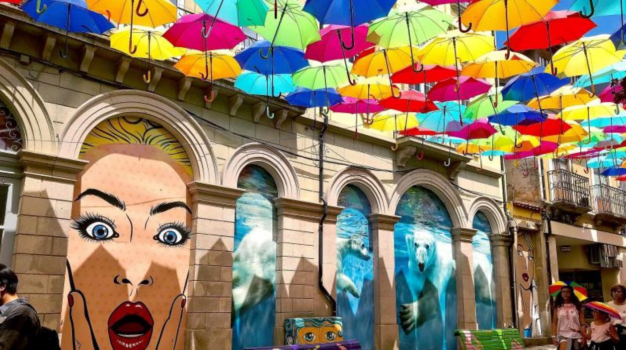 La ciudad portuguesa de Águeda se ha convertido en referente mundial por sus singulares decoraciones callejeras con paraguas de colores, una iniciativa que ha exportado a todo el mundo.