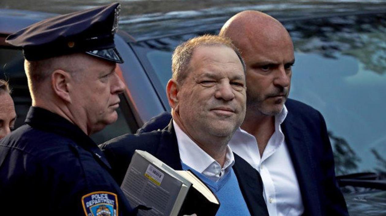 Autoridades escoltan al productor de cine Harvey Weinstein.