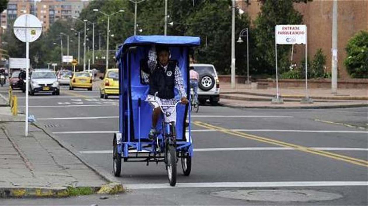 En varias ciudades de Colombia los bicitaxis son una opción para los ciudadanos.