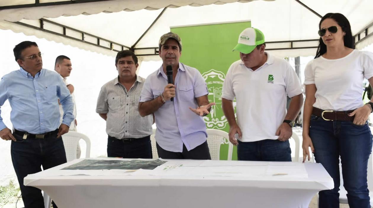 El Alcalde Alejandro Char, tras la firma del acta de inicio de los trabajos.