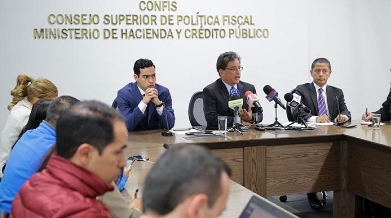 El ministro de Hacienda, Alberto Carrasquilla, en una rueda de prensa en Bogotá.