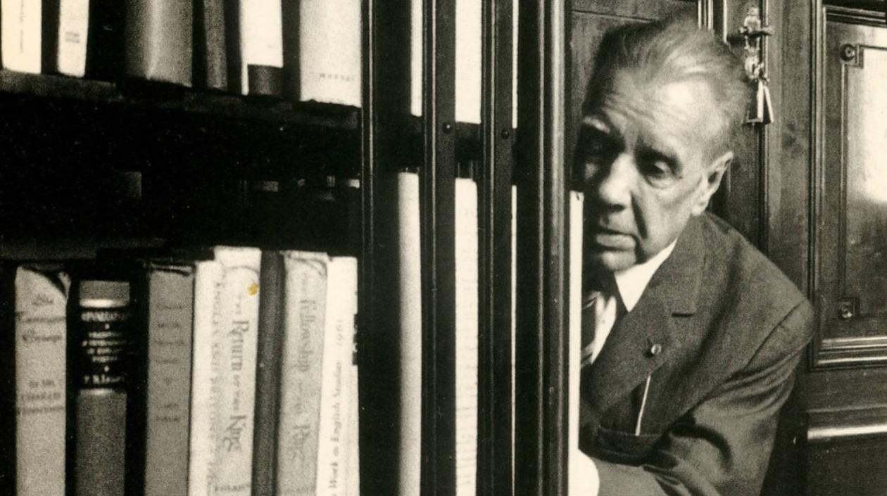 Borges, en su biblioteca personal.