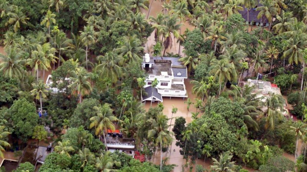 Vista aérea de una zona afectada durante las inundaciones sufridas en Kochi (India).