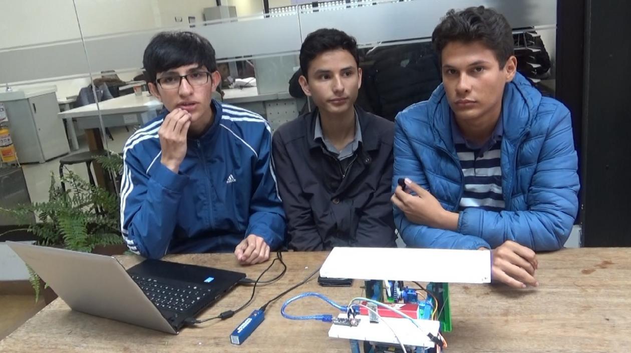 Tres de los 4 estudiantes de ingeniería electrónica que idearon una autocamilla.