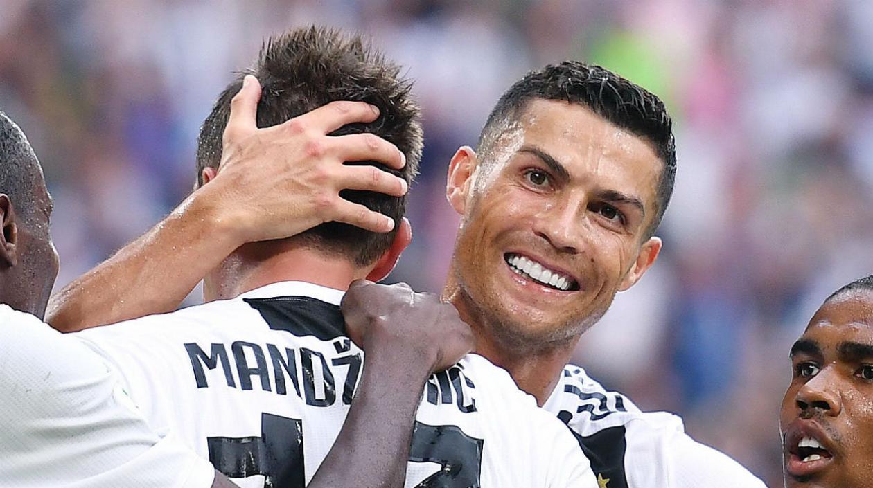 Cristiano Ronaldo celebra con sus compañeros de la Juventus. 