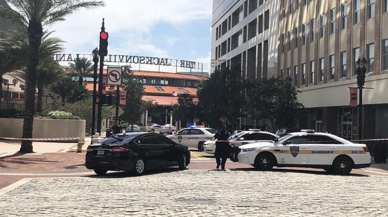 Agentes de la policía rodean el centro comercial donde ocurrió el tiroteo.