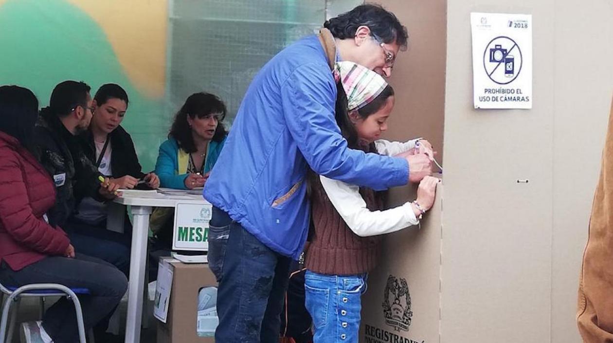 Gustavo Petro, votando en la consulta.