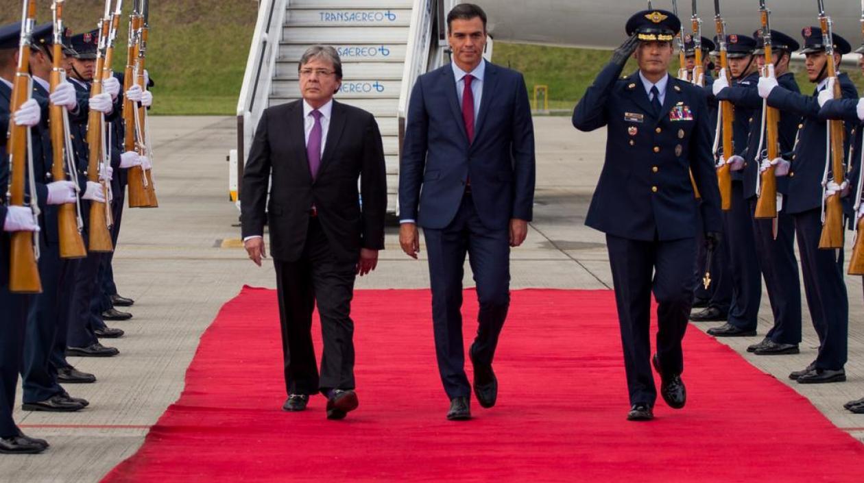 El ministro de Relaciones Exteriores de Colombia, Carlos Holmes y el Presidente de España, Pedro Sánchez.