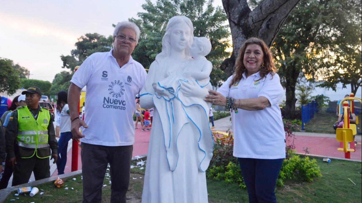 El Alcalde Joao Herrera y la  primera gestora Alba Olaya, frente al Monumento.