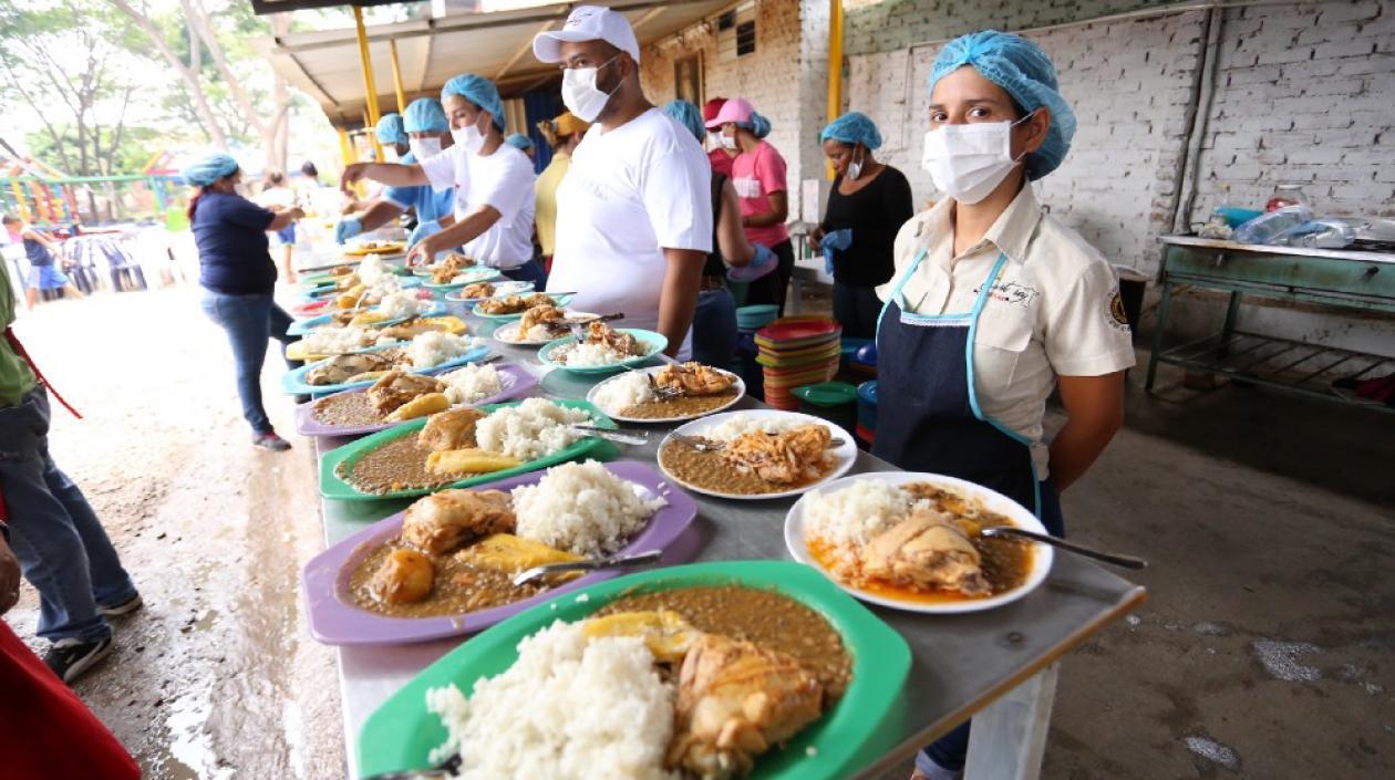 Voluntarios esperan con comidas calientes a los beneficiarios que llegan diariamente.