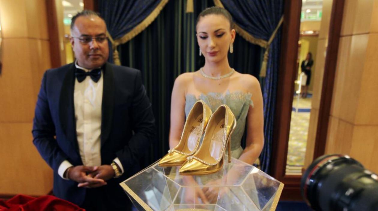 Los zapatos están hechos con oro y seda, tiene 236 diamantes 