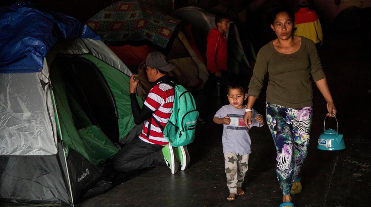 Una mujer y su hijo se disponen a pasar la Nochevieja en el albergue “contra viento y marea”, uno de los lugares donde han sido ubicados grupos de la Caravana de Migrantes centroamericanos