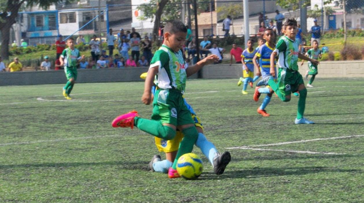 Los más pequeños muestran sus talento en el fútbol. 