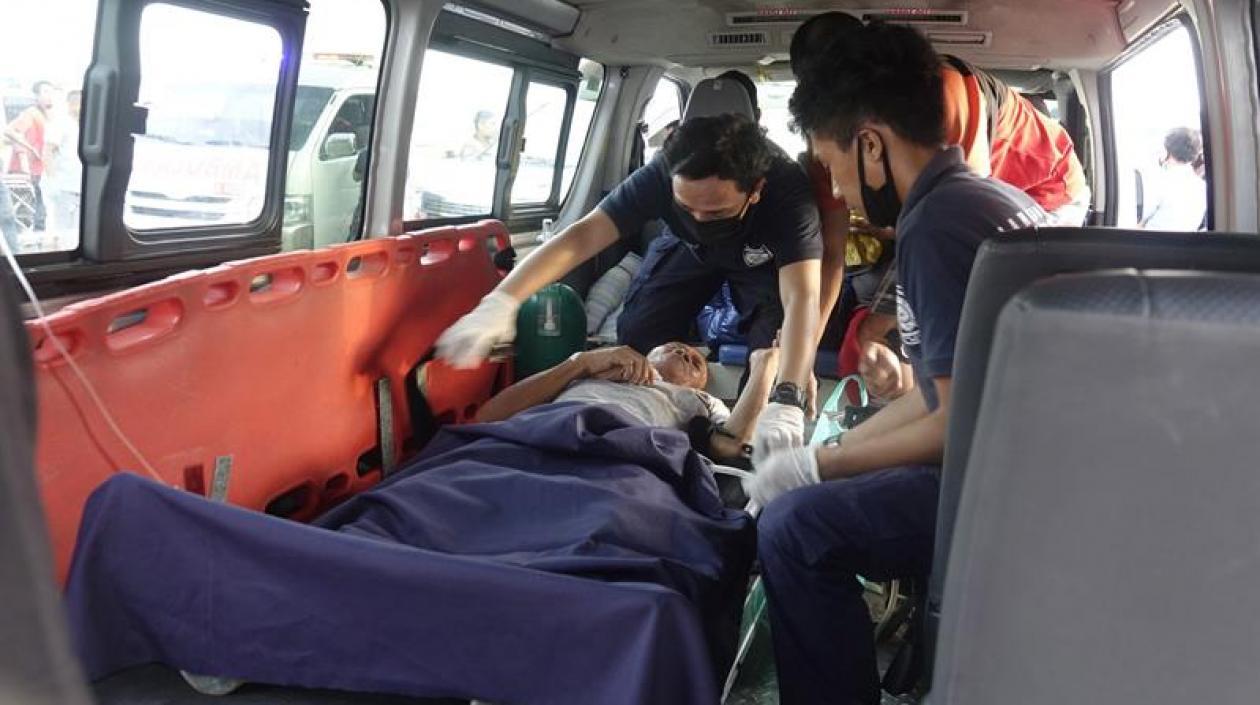 Paramédicos atendiendo a uno de los heridos.