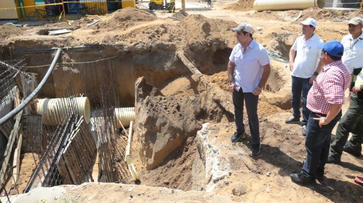 El Alcalde de Barranquilla, Alejandro Char, inspecciona las obras del arroyo de la calle 75.