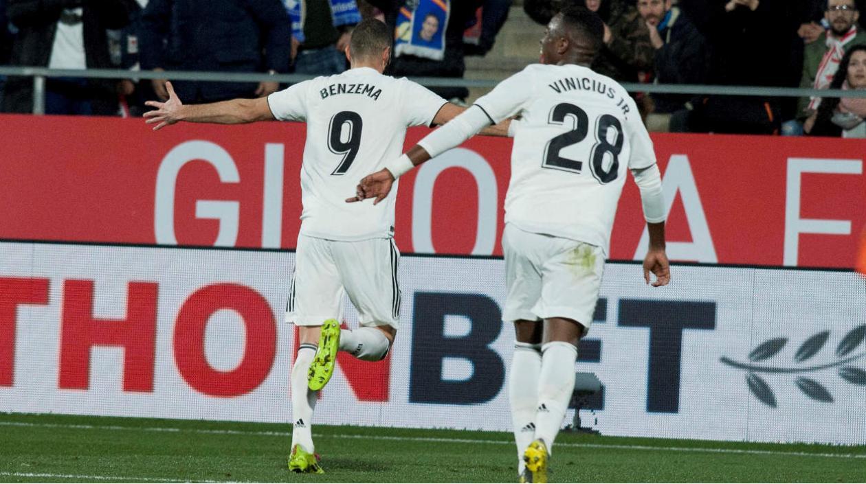  El delantero francés del Real Madrid Karim Benzema (i) celebra su segundo gol.