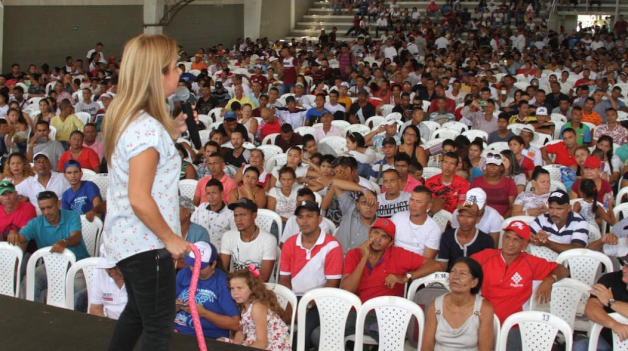 La candidata Elsa Noguera explicando los alcances de la propuesta.