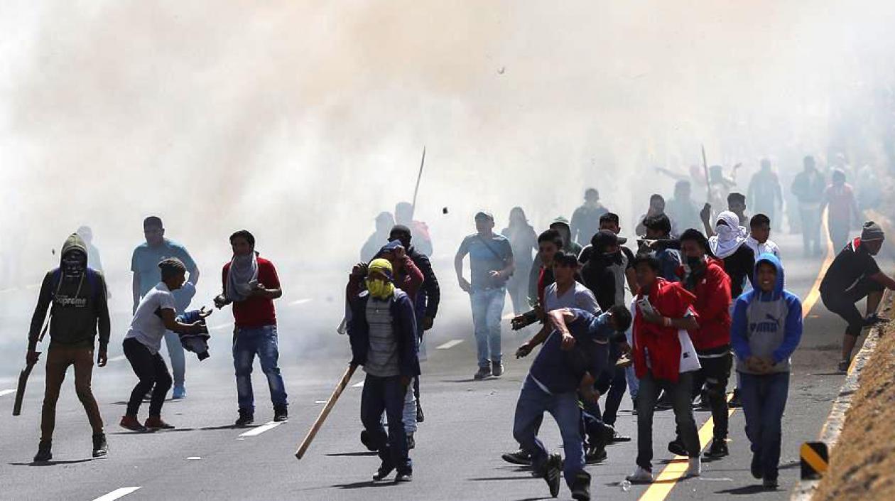 Indígenas y militares chocaro durante las protestas contra las medidas del presidente Lenín Moreno.
