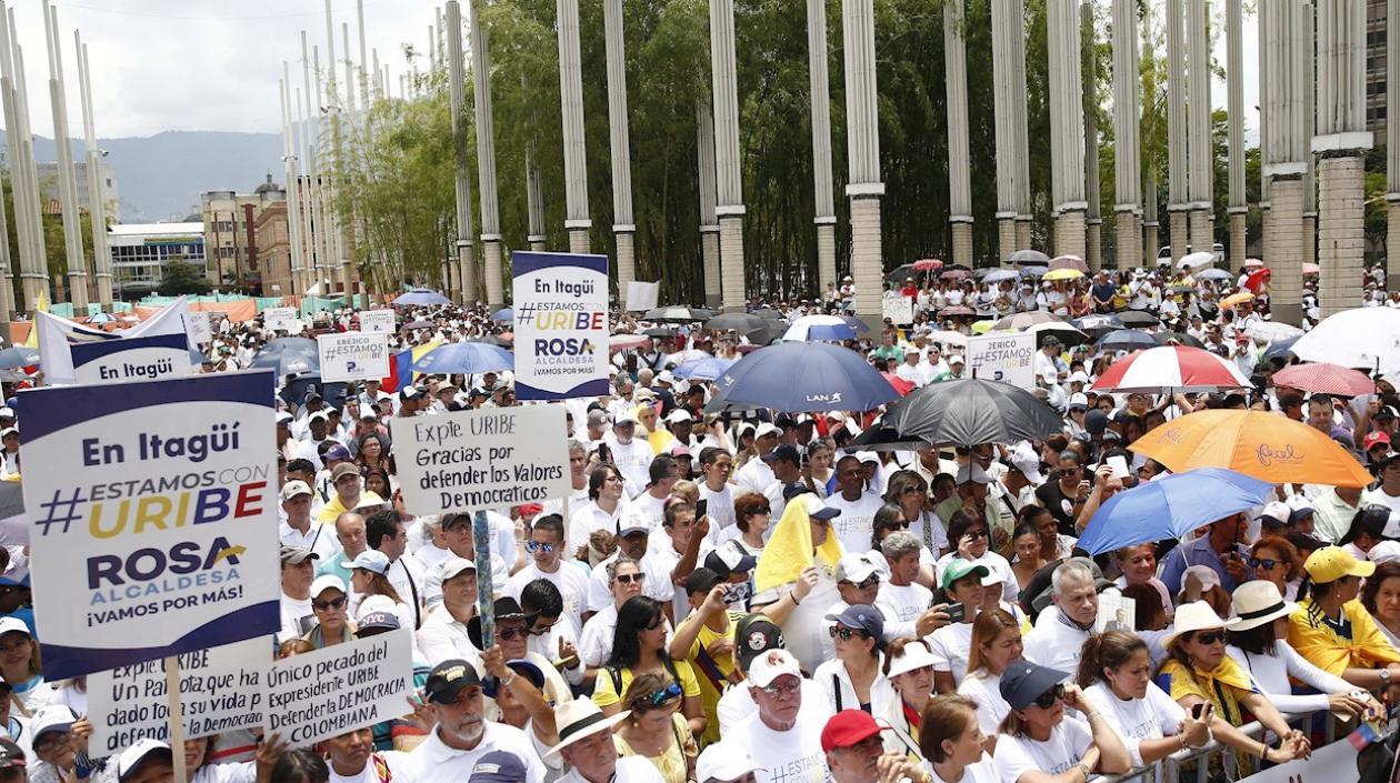 Simpatizantes del expresidente colombiano Álvaro Uribe Vélez asiste a una manifestación de apoyo al exmandatario este domingo en Medellín (Colombia). 