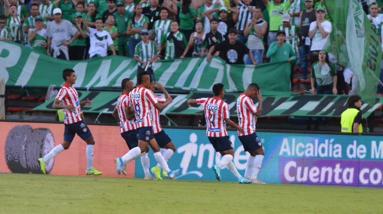 Luis Narváez celebra su gol. 