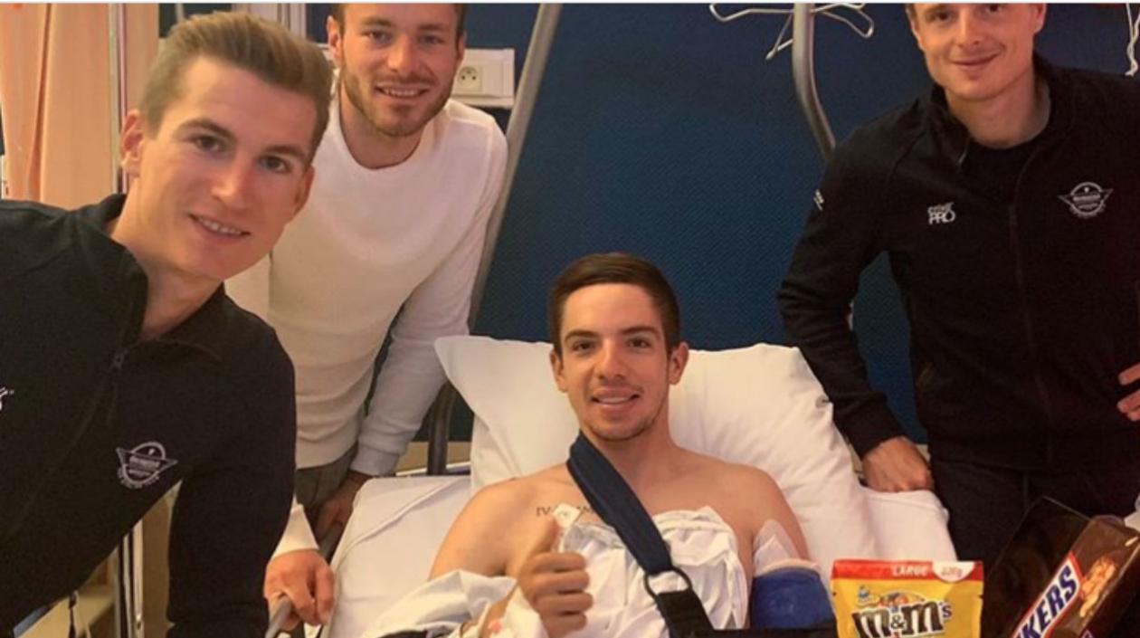 Ávaro Hodeg con sus compañeros, en el hospital. 