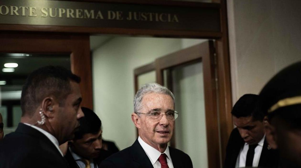 Álvaro Uribe Vélez llegando a la Corte.