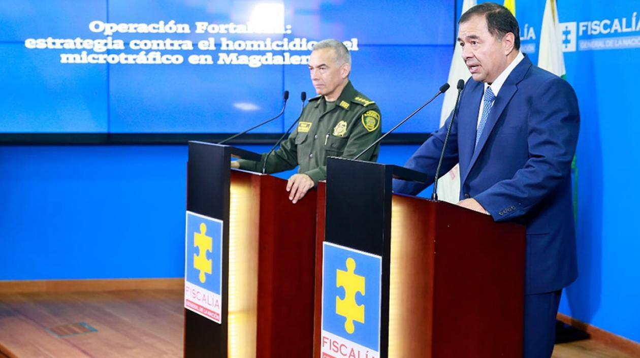Fiscal Mario Espitia y el General Óscar Atehortúa, en rueda de prensa.
