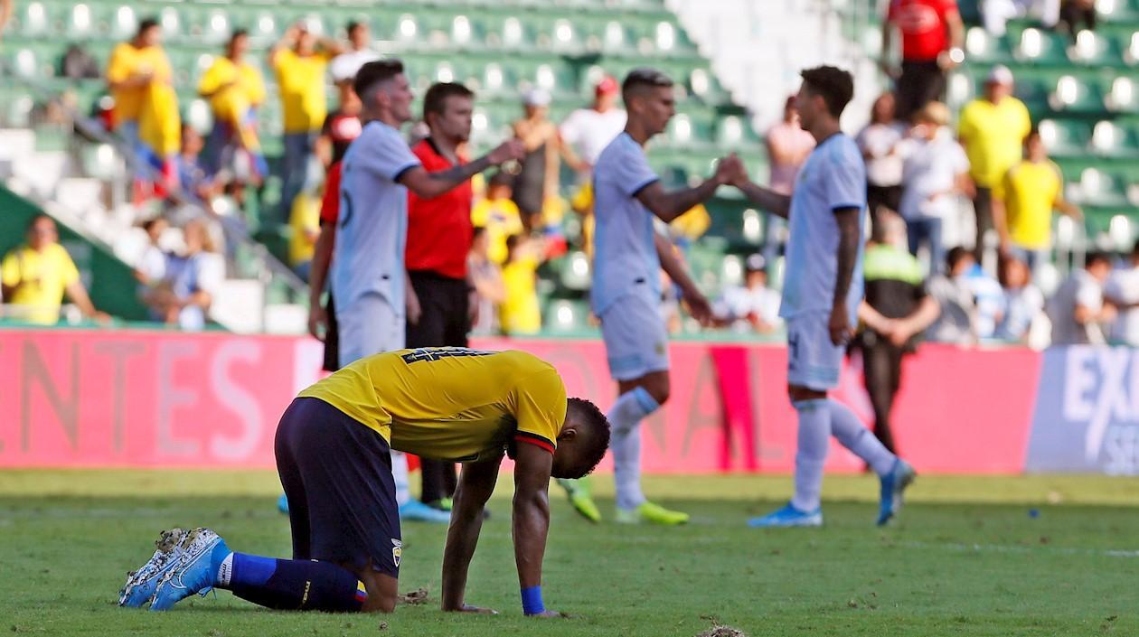  Darío Aimar se lamenta tras la derrota de su equipo ante Argentina.