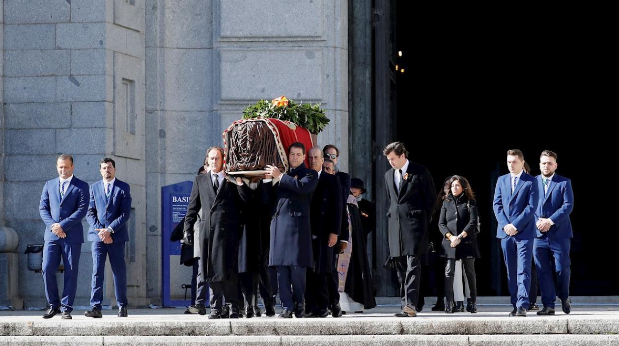 Los familiares de Franco portan el féretro con los restos mortales del dictador tras su exhumación en la basílica del Valle de los Caídos.