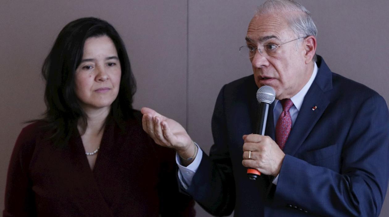  La ministra de las TICs, Sylvia Constaín, y el secretario general de la  OCDE, Ángel Gurría.
