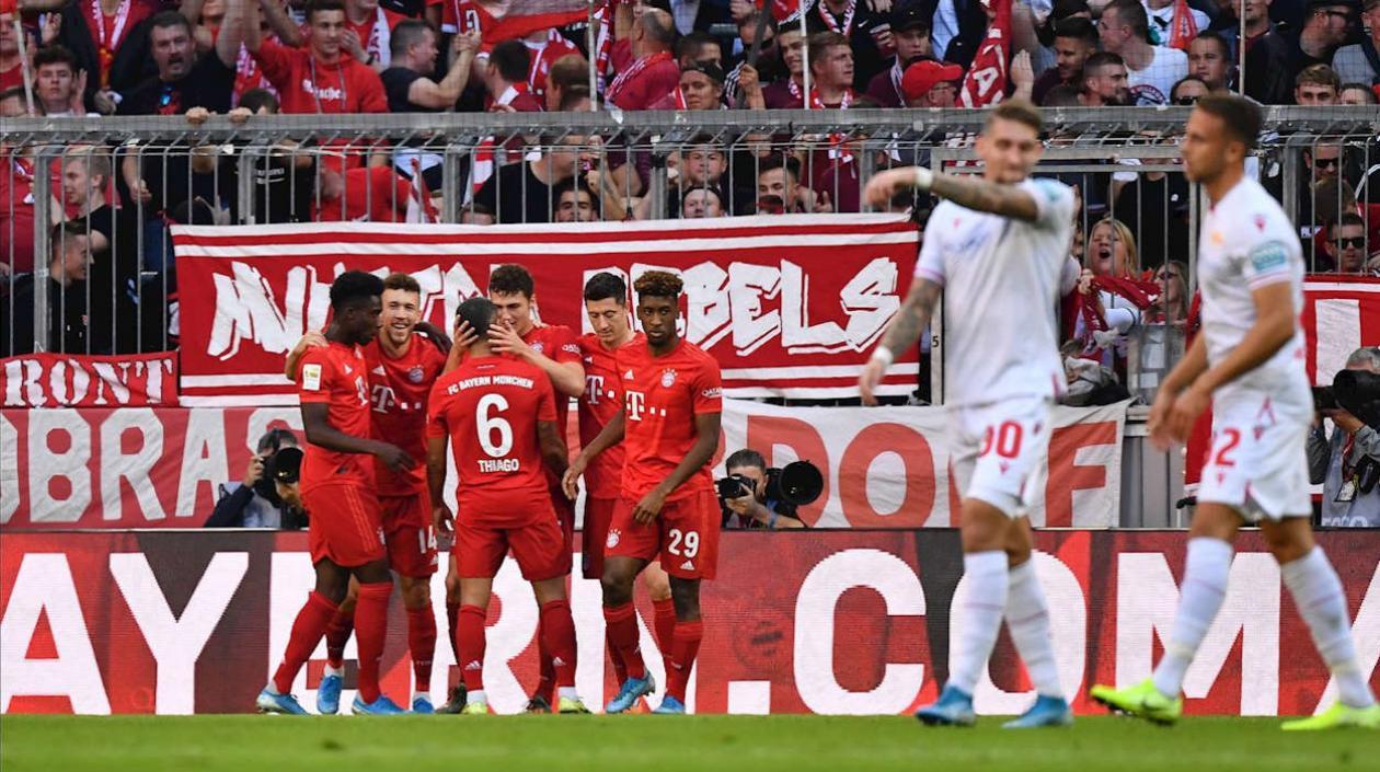 Jugadores del Bayern celebran parcialmente la anotación. 