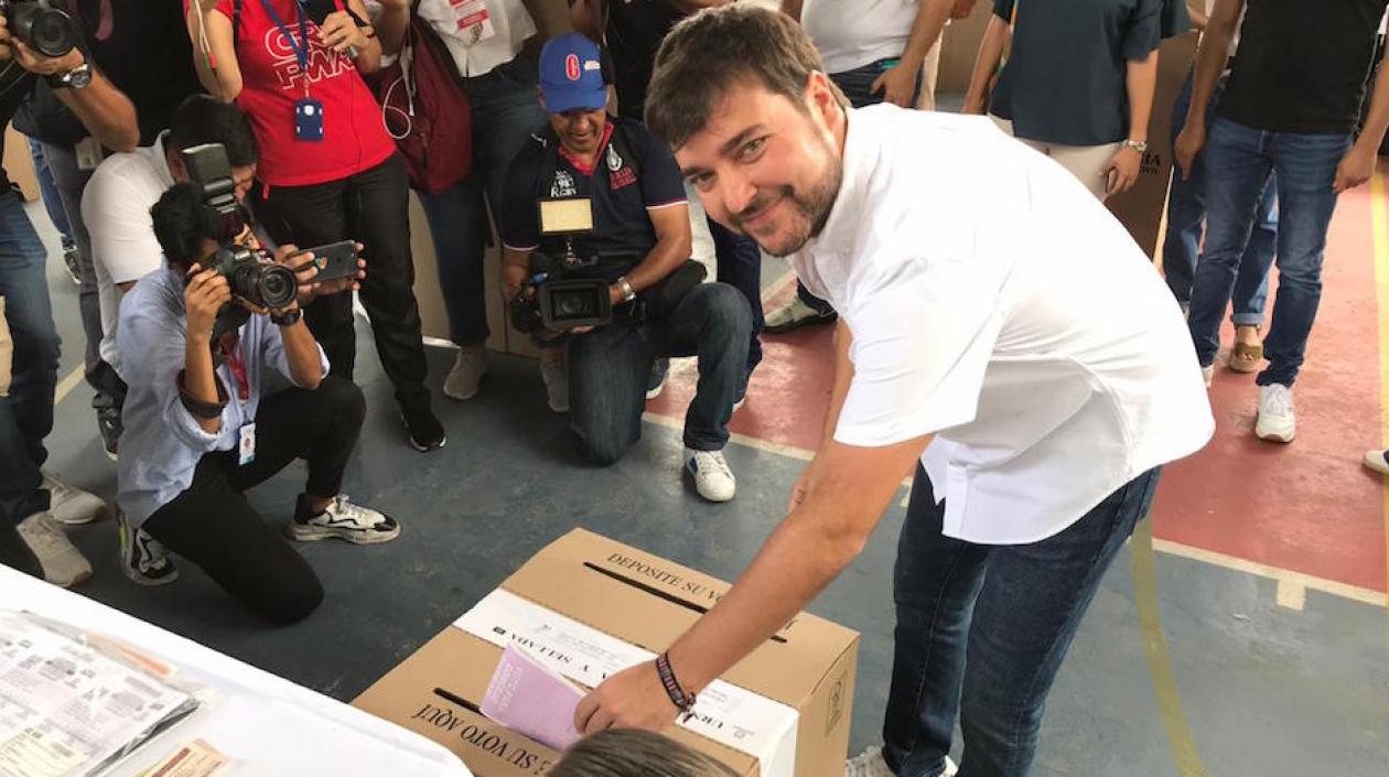 El candidato Jaime Pumarejo en el momento de votar.