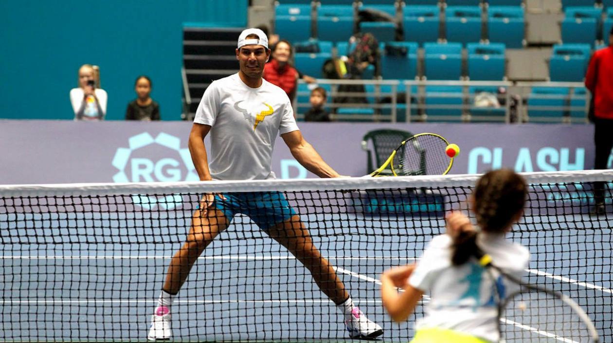 Rafael Nadal juega con una pequeña aprendiz. 
