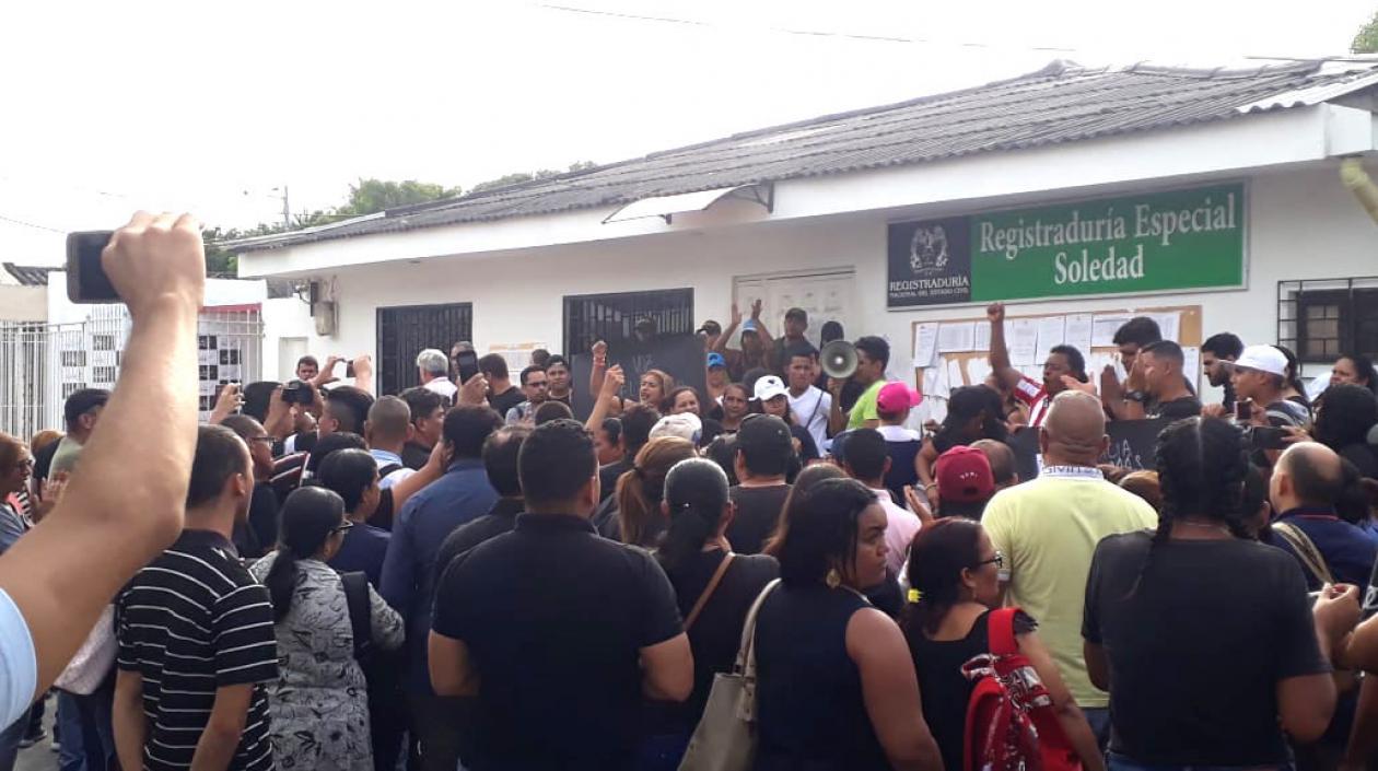 Protesta frente a la Registraduría de Soledad.