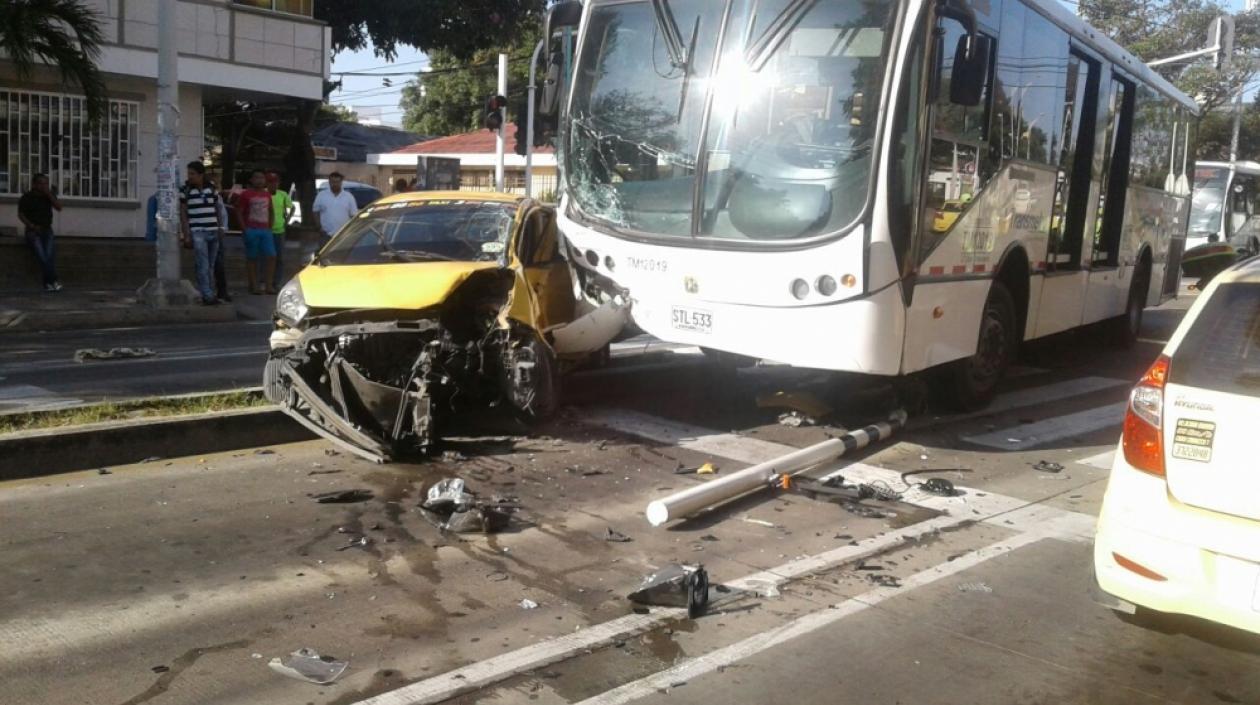 Aparatoso accidente entre bus de Transmetro y un taxi en la 46 con 64