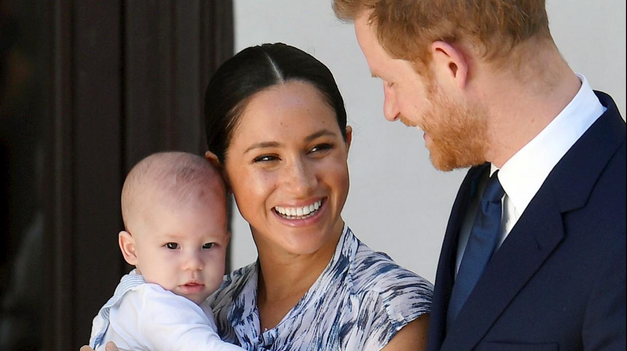 Meghan Markle junto a su esposo (el príncipe Harry) y su bebé Archie.