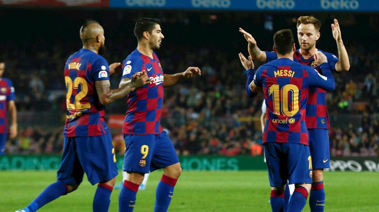 Lionel Messi celebra con sus compañeros. 