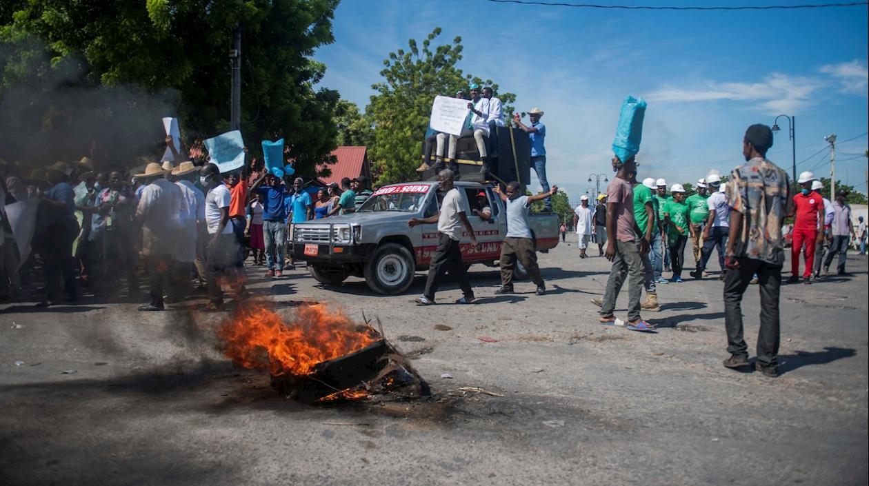 Las protestas se iniciaron por la escasez de combustibles.