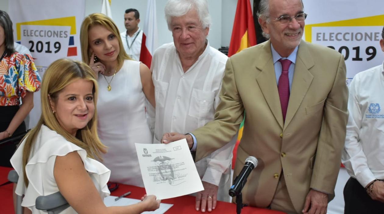 Elsa Noguera recibió la credencial como Gobernadora. En una foto con el gobernador saliente Eduardo Verano.