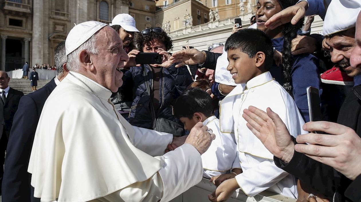 Papa Francisco saluda a niños en la Plaza de San Pedro.