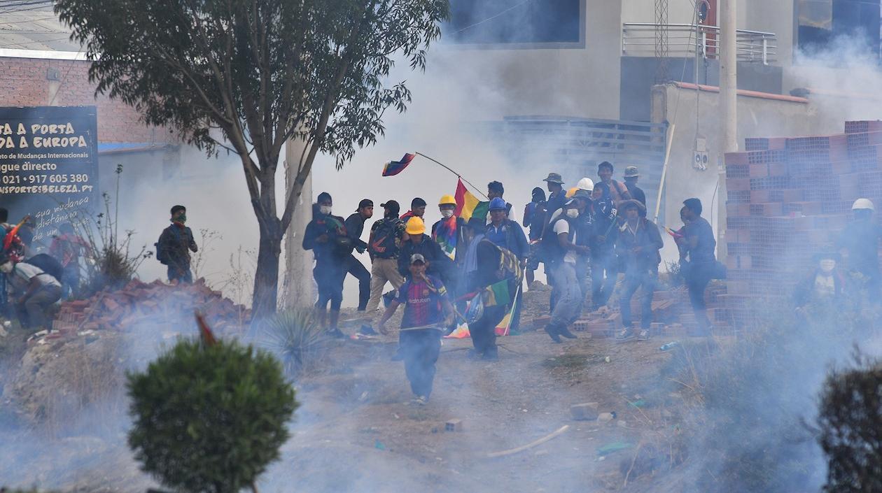 Cocaleros del Chapare seguidores del Movimiento Al Socialismo se enfrentan a militares y policías bolivianos en Cochabamba (Bolivia). 