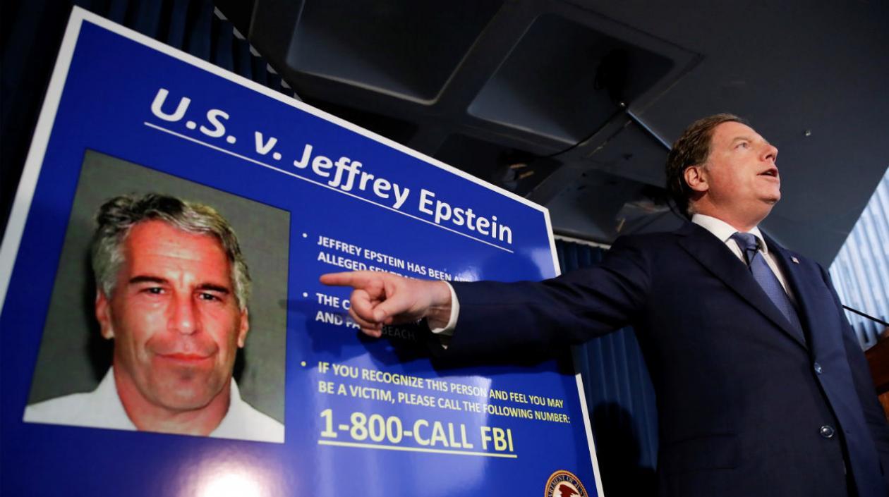 El fiscal federal de los Estados Unidos para el Distrito Sur de Nueva York, Geoffrey Berman, señala el cartel de Jeffrey Epstein.