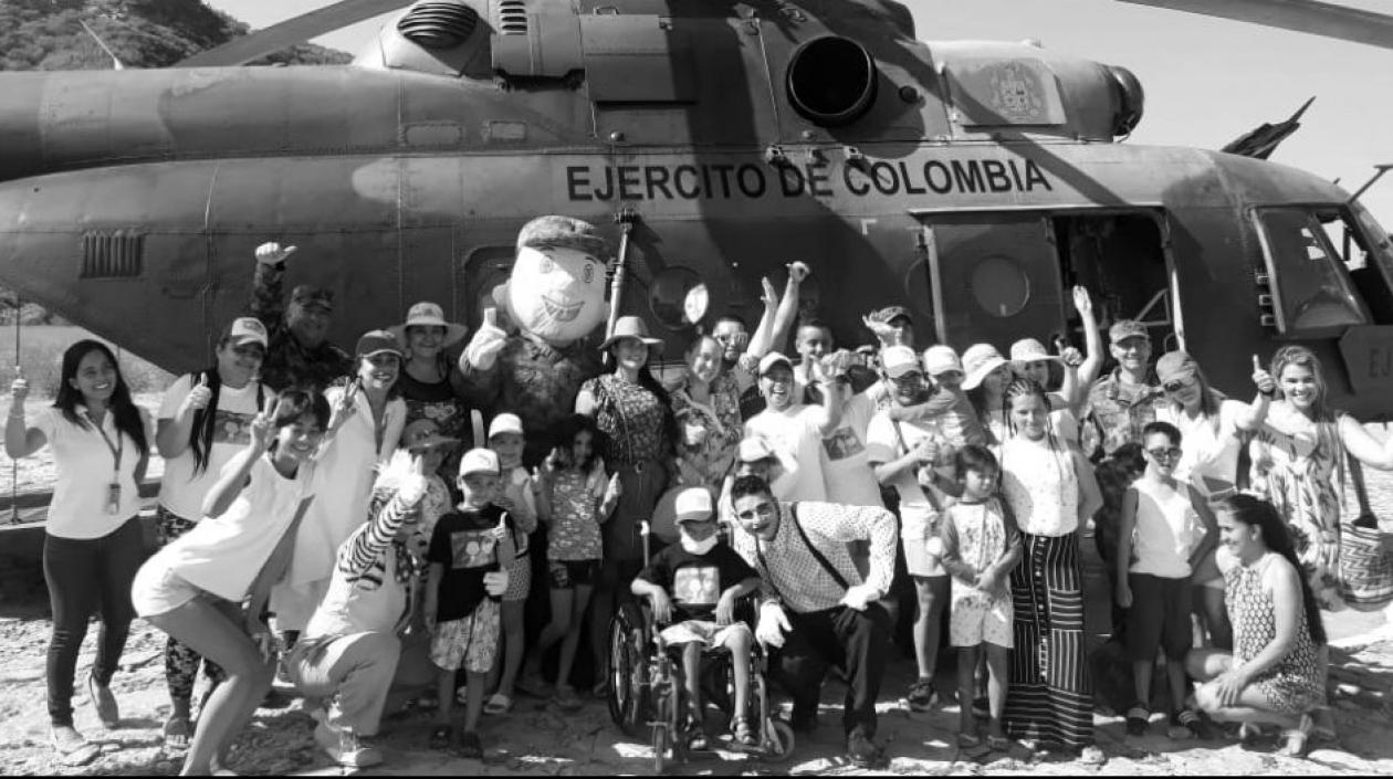 Los niños conocieron el mar y uno de los helicópteros del Ejército.