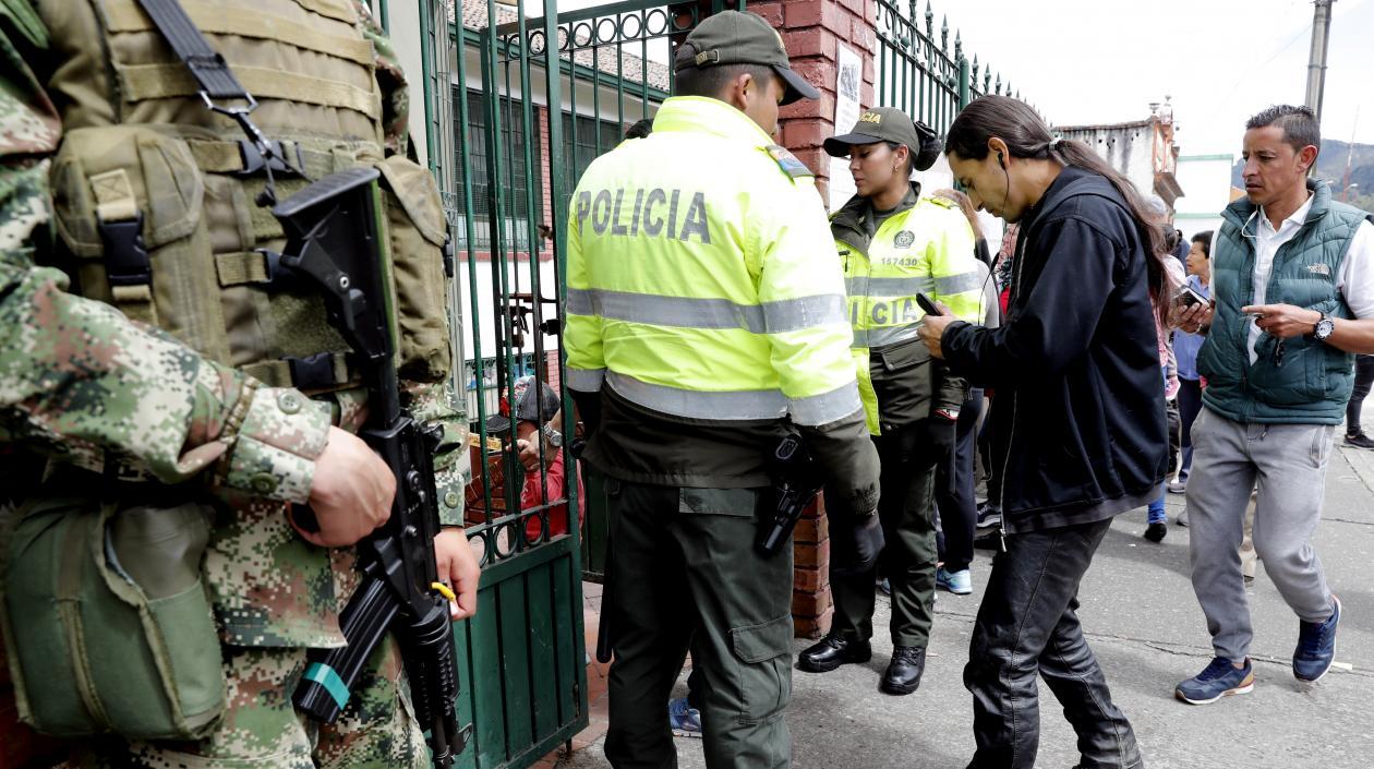 Soldados del Ejército colombiano con fusiles fueron vistos en varias avenidas de Bogotá.