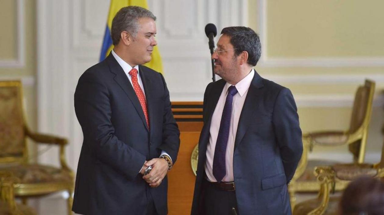 El Presidente Iván Duque y el embajador Francisco Santos.