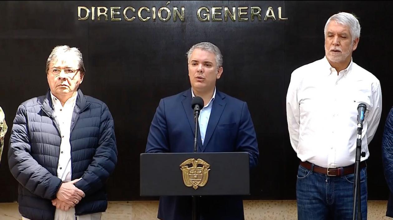 El Ministro de Defensa, Carlos Holmes Trujillo; el Presidente Iván Duque y el Alcalde de Bogotá, Enrique Peñalosa.